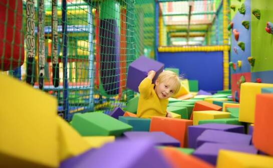 Dlaczego warto wybrać hotel z salą zabaw na rodzinne wakacje?