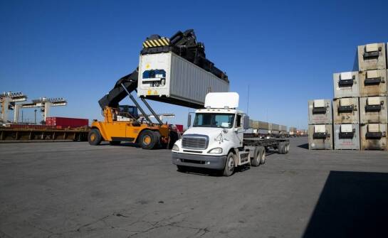 Flota pojazdów z HDS: Rola w przewozie wielkogabarytowych ładunków