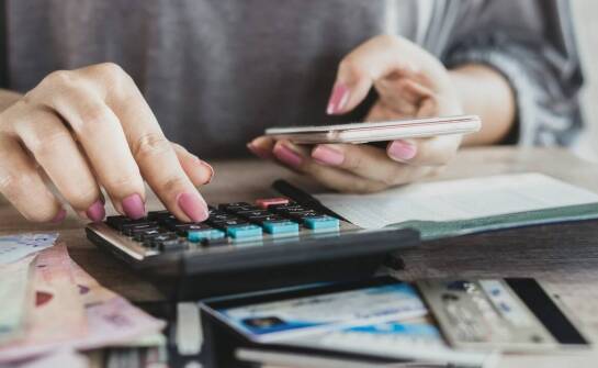 Jak przygotować się finansowo do organizacji stypy?