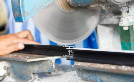 Szlifowanie rolek w kontekście optymalizacji procesów w przemyśle drzewnym.