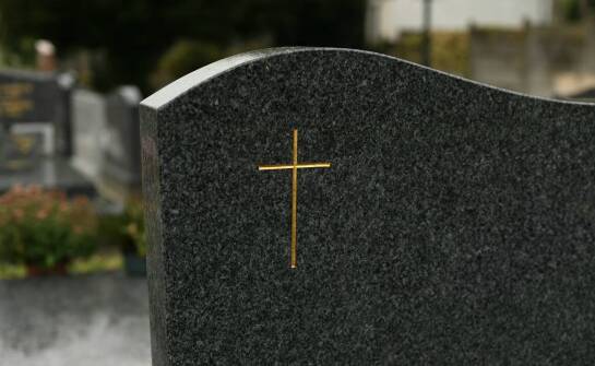 Jakie są zalety zamawiania nagrobków w internecie?