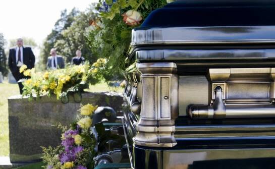 Jakie usługi w zakresie przewozu zmarłych oferuje zakład pogrzebowy?
