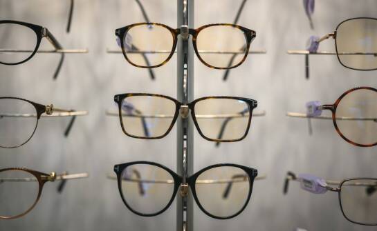 Szeroka oferta oprawek – na co zwrócić uwagę przy wyborze odpowiednich oprawek dla siebie?