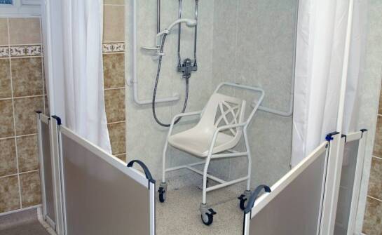 Wpływ europejskich norm bezpieczeństwa na jakość akcesoriów łazienkowych dla osób niepełnosprawnych