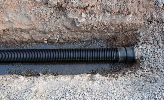 Efektywne odwodnienie miejskich terenów dzięki drenarskiej rurze
