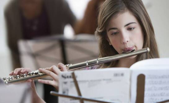 Jakie korzyści przynosi nauka gry na flecie dla młodych muzyków?