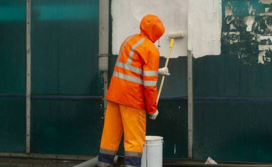 Ochronna odzież BHP – jak dopasować ją do warunków atmosferycznych?