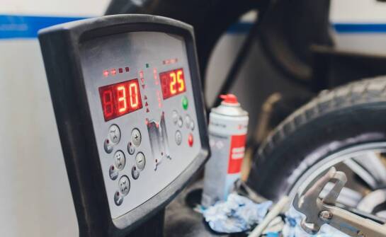 Jakie funkcje programu do zarządzania samochodem pomagają w monitorowaniu napraw i przeglądów?