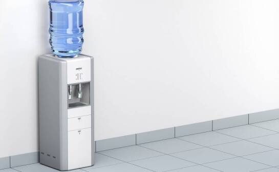 Woda dla firmy: korzyści z cyklicznych dostaw