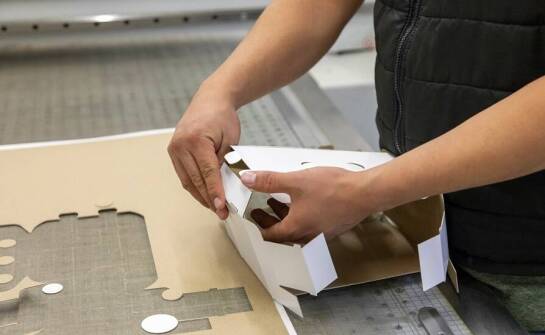 Wykrojniki do papieru w przemyśle poligraficznym: jak zapewniają precyzję?