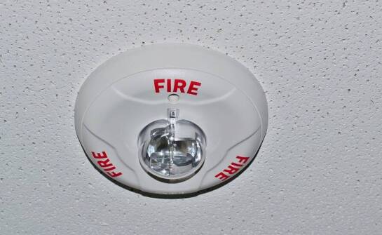 Zalety wykorzystania czujników nowoczesnych w systemach monitoringu pożarowego