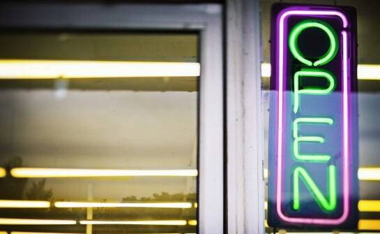 Jakie są korzyści z zastosowania neonów w przestrzeniach handlowych?