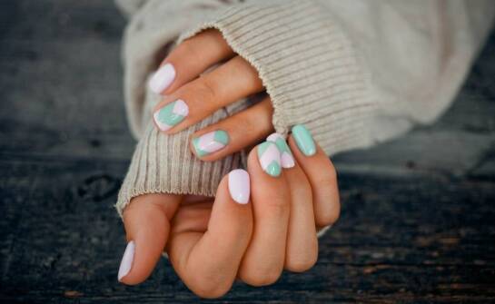 Stylizacja paznokci – jakie kolory dominują w tym sezonie?