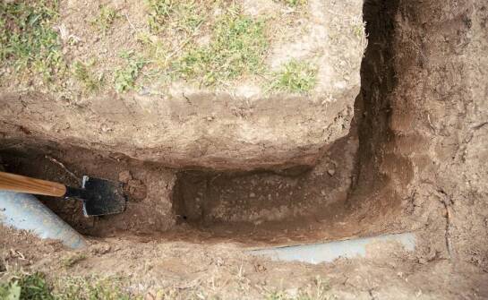 Zalety profesjonalnego odwodnienia terenu wokół domu dla zdrowia gleby i roślinności