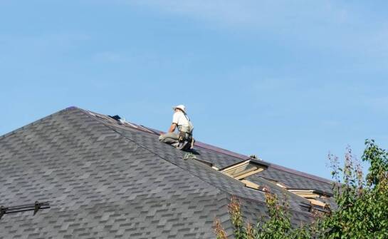 Jak skutecznie przeprowadzić naprawę dachu przy użyciu atestowanych materiałów?