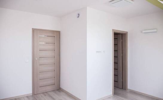 Nowoczesne wzory wewnętrznych drzwi: Co jest modne w tym sezonie?