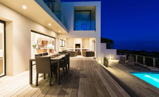 Przestronne tarasy i ich rola w ekskluzywnych willach w Powsinie