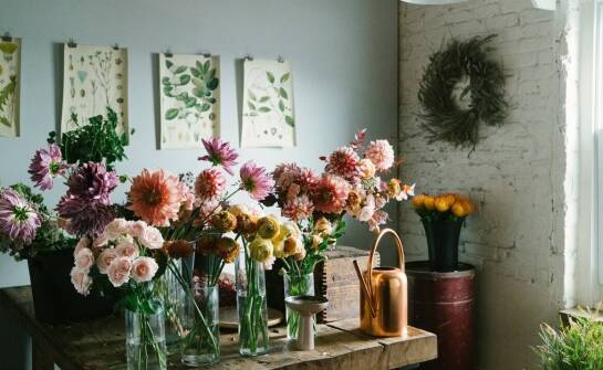 Jak doniczkowe sztuczne kwiaty mogą uzupełnić aranżację wnętrz w stylu rustykalnym?