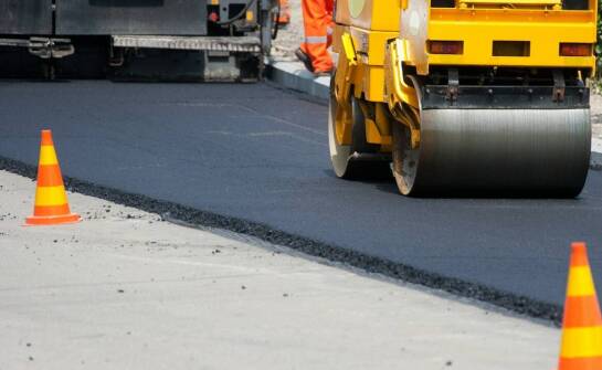 Jakie są zalety wynajmu sprzętu budowlanego do prac brukarskich?