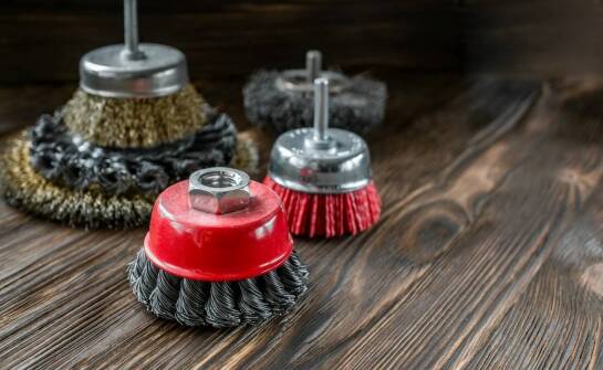 Jakie są kluczowe aspekty współpracy z uznanym producentem szczotek?