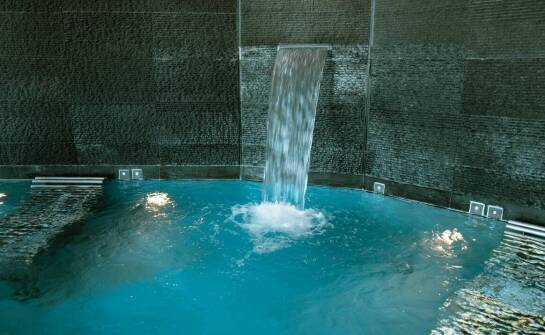 Jakie zalety oferują nowoczesne systemy do zarządzania wodą w basenach spa?