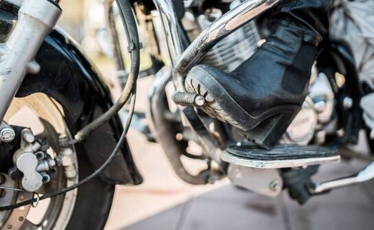 Jak dopasować skórzane kowbojki do reszty garderoby motocyklowej?