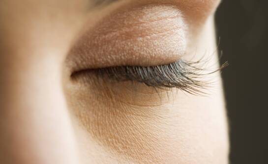 Jakie są koszty zabiegów na opadającą powiekę i czy warto w nie zainwestować?