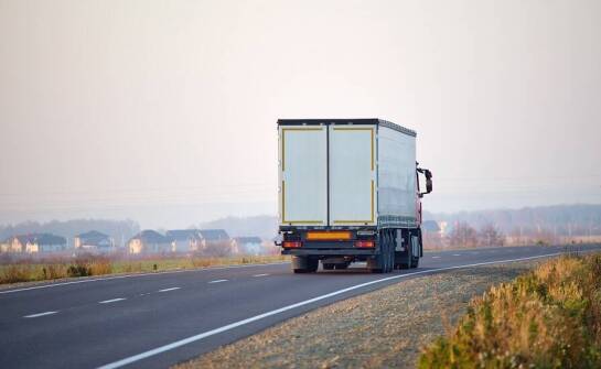 Jakie korzyści przynosi współpraca z firmą oferującą krajowy transport drogowy?