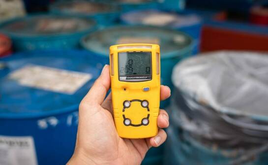 Jakie są kluczowe funkcje detektorów gazu w miejscach pracy?