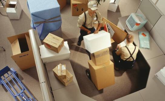 Jak materiały do pakowania wpływają na bezpieczeństwo przy przeprowadzce biura?