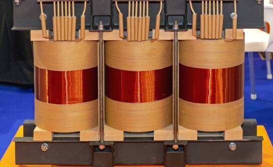 Jak wdrażać systemy do kompensacji mocy biernej w przedsiębiorstwach?