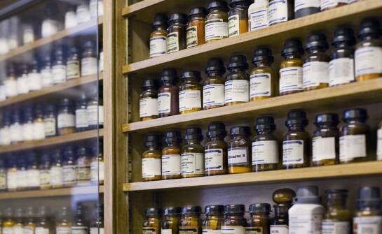 Szklane butelki a dbałość o smak i aromat przechowywanych płynów