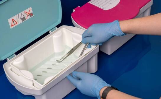 Jak naklejki do sterylizacji wspierają bezpieczeństwo w branży medycznej?