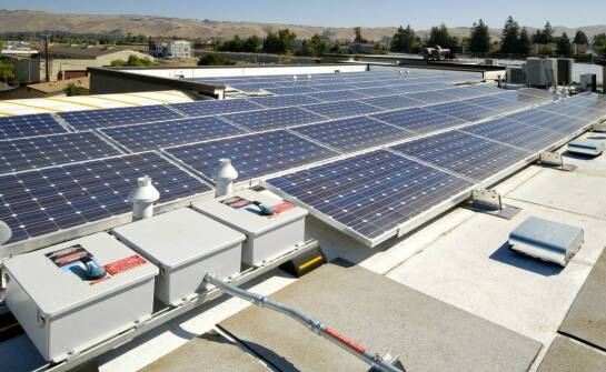 Jak instalacja fotowoltaicznych paneli wspiera zrównoważony rozwój firm?