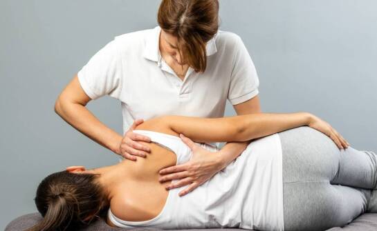 Leczniczy masaż kręgosłupa – idealny wybór dla osób pracujących w pozycji siedzącej