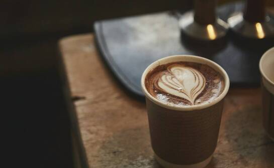 Czy papierowe słomki nadają się do gorących napojów? Praktyczne wskazówki