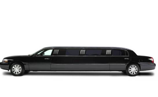 Wynajem limuzyny jako element luksusowego wieczoru integracyjnego.