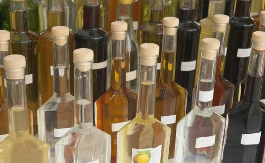 Szklane butelki na nalewki – przewodnik po dostępnych opcjach