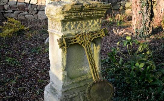 Styl i funkcja krzyży na pomniku – jak połączyć te dwa aspekty?