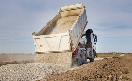 Transport sypkich materiałów a bezpieczeństwo na drodze