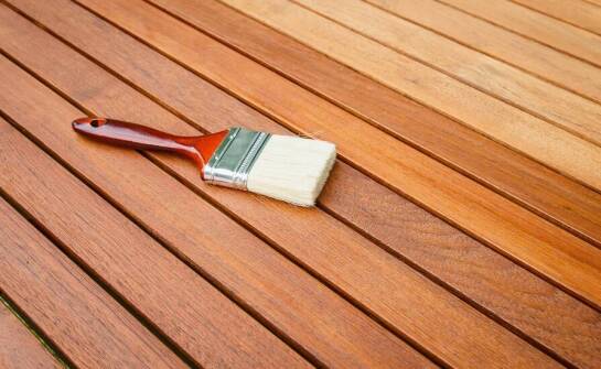 Jakie właściwości powinna mieć olejowa powłoka na drewnianych tarasach?