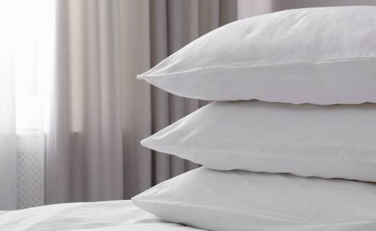 Jakie czynniki wpływają na wybór poduszek z pierza do spania?