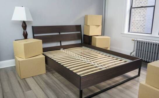 Zalety łóżka boxspring w małych sypialniach – optymalizacja przestrzeni