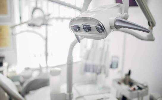 Całodobowe leczenie próchnicy – jakie są korzyści?