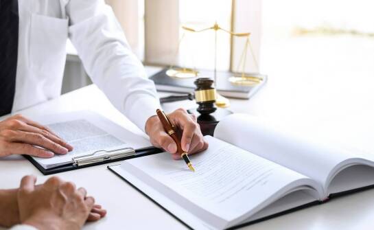 Jakie korzyści płyną z weryfikacji tłumaczeń przez przysięgłego tłumacza?