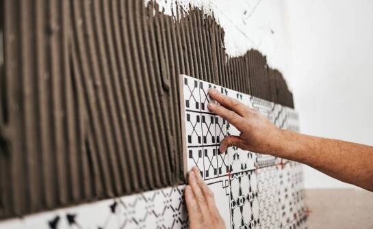 Ceramiczne płytki a funkcjonalność w intensywnie użytkowanych pomieszczeniach