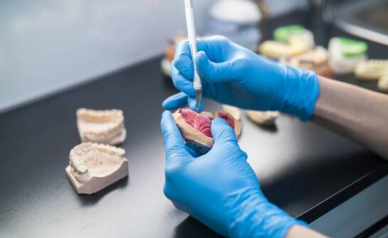 Jakie są zalety posiadania własnej pracowni do wkładek usznych?