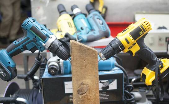 Akumulatorowe zakrętarki w porównaniu z przewodowymi – zalety i wady