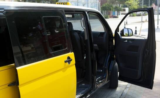 Jak tanio taxi w Kielcach obsługuje transport na lotniska?