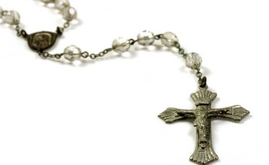 Różaniec jako element biżuterii: jak łączyć modę z duchowością